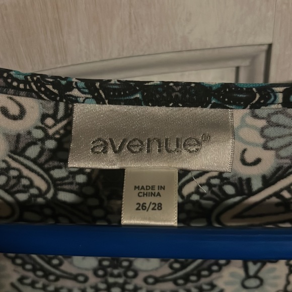 Thick material dress. Brand is Avenue. Nice going out to dinner dress. Size 26 - Picture 2 of 3